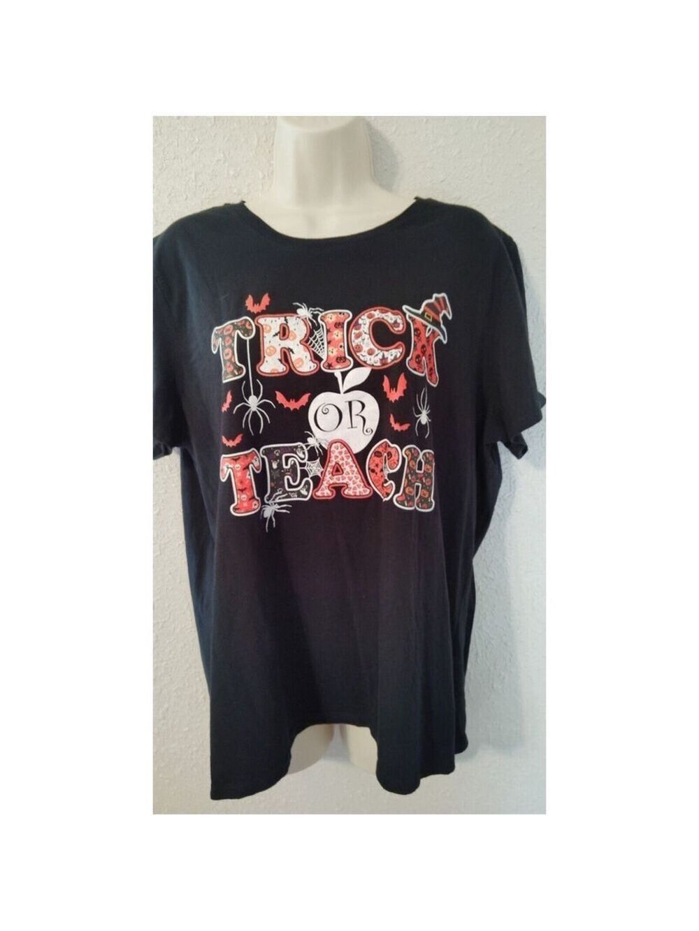Trick or Teach Teacher Halloween Graphic T-Shirt Women’s XL Black Bats Spiderweb